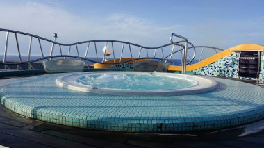 Korfu, Yunanistan - 9 Mayıs 2025: MSC Fantasia yolcu gemisinin yüzme havuzu, İtalya 'da inşa edilen büyük yolcu gemisi.