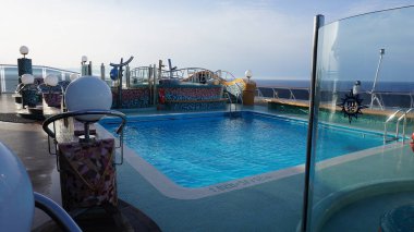 Korfu, Yunanistan - 9 Mayıs 2025: MSC Fantasia yolcu gemisinin yüzme havuzu, İtalya 'da inşa edilen büyük yolcu gemisi.