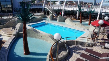 Korfu, Yunanistan - 9 Mayıs 2025: MSC Fantasia yolcu gemisinin yüzme havuzu, İtalya 'da inşa edilen büyük yolcu gemisi.