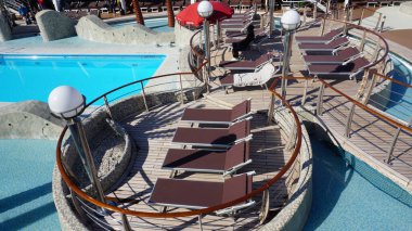 Korfu, Yunanistan - 9 Mayıs 2025: MSC Fantasia yolcu gemisinin yüzme havuzu, İtalya 'da inşa edilen büyük yolcu gemisi.