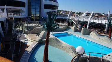 Korfu, Yunanistan - 9 Mayıs 2025: MSC Fantasia yolcu gemisinin yüzme havuzu, İtalya 'da inşa edilen büyük yolcu gemisi.