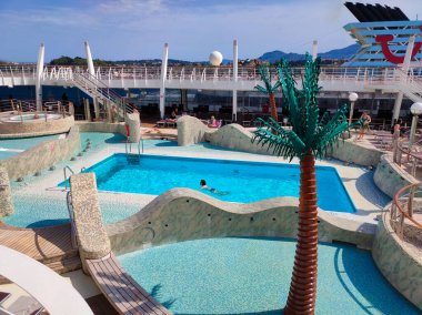 Korfu, Yunanistan - 9 Mayıs 2025: MSC Fantasia yolcu gemisinin yüzme havuzu, İtalya 'da inşa edilen büyük yolcu gemisi.