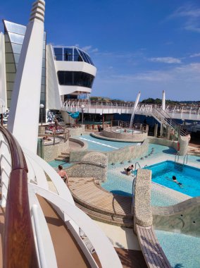 Korfu, Yunanistan - 9 Mayıs 2025: MSC Fantasia yolcu gemisinin yüzme havuzu, İtalya 'da inşa edilen büyük yolcu gemisi.