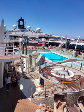 Korfu, Yunanistan - 9 Mayıs 2025: MSC Fantasia yolcu gemisinin yüzme havuzu, İtalya 'da inşa edilen büyük yolcu gemisi.