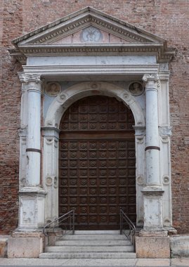 İtalya, Verona 'da eski bir ortaçağ ön kapısı. Avrupa eski, antika, eski, eski kapı