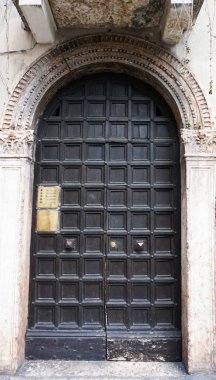 İtalya, Verona 'da eski bir ortaçağ ön kapısı. Avrupa eski, antika, eski, eski kapı