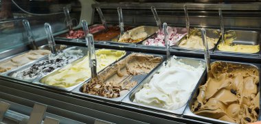 Ceneviz İtalya 'sında farklı İtalyan dondurmaları var.