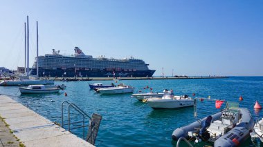 Trieste, İtalya - 1 Ekim 2023: Gezici gemi Mein Schiff 5 güneşli bir günde Audace rıhtımının yanında demirledi.