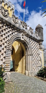 Sintra, Portekiz - Nisan 07, 2025: Pena Sarayı, Sintra 'nın Kültürel Arazisi ve Sintra, Portekiz' deki UNESCO Dünya Mirasları Alanı