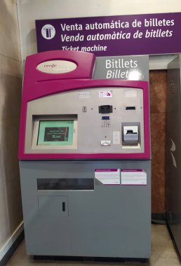 Barselona, İspanya - 18 Mayıs 2023: Barcelona, İspanya 'ya seyahat için Renfe tren bileti onaylayıcısı. Rodalies de Catalunya 'da indirim