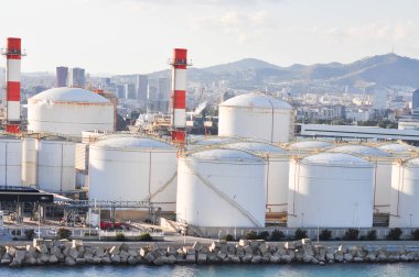 Petrol tankları Barcelona, İspanya 'da gün batımında limanda.