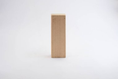 Tek tahta blok beyaz üzerine izole 