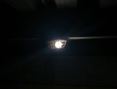 Karanlıktaki bir ampulün ışığı.