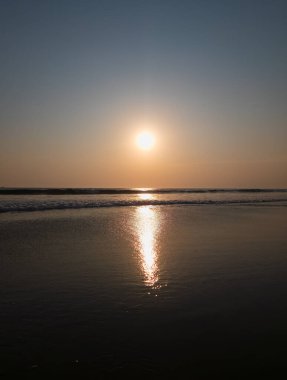 Bali sahilinin manzarası, günbatımı görüntüsü.