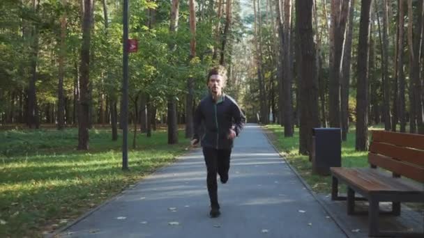 Slow Motion Atletische Man Met Krullend Haar Dragen Sportjasje Lopen — Stockvideo
