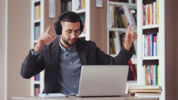 Freelancer Feliz Feliz Jovem Usando Fones Ouvido Divertindo Estudante Caucasiano — Vídeo de Stock