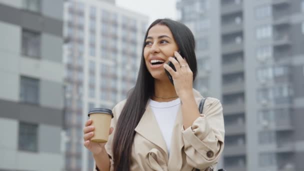 Elegante Mujer Negra Hablando Por Teléfono Tomando Café Contra Edificios — Vídeos de Stock