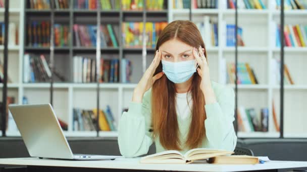 Jovem Estudante Usando Máscara Protetora Trabalhando Laptop Biblioteca Sofrendo Dor — Vídeo de Stock