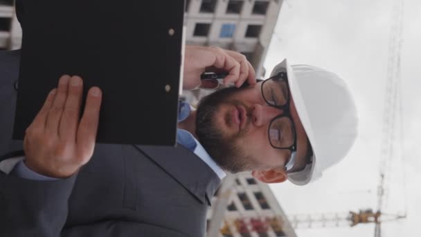 Dikey Ekran Sakallı Adam Kasketli Takım Elbiseli Telefonda Çok Katlı — Stok video