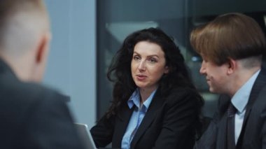 İş kadını ofisteki iş arkadaşlarıyla konuşuyor, kadın CEO yöneticilerle projeyi tartışıyor. Çalışan bir kadının el yapımı portresi. Liderlik kavramı