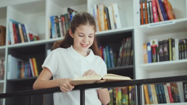 Szczęśliwa Dziewczyna Białej Koszulce Opierająca Się Metalowe Balustrady Książkę Czytania — Wideo stockowe