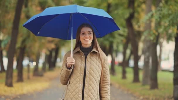 Молода Щаслива Усміхнена Жінка Блакитною Парасолькою Під Дощем Гуляє Міському — стокове відео