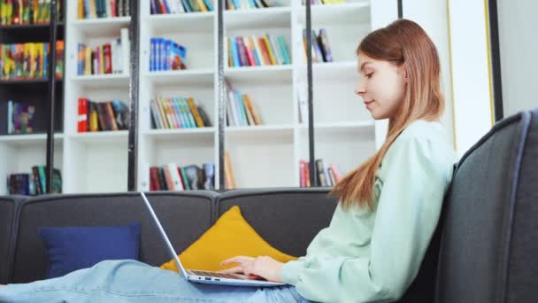 Adolescente Allegra Seduta Sul Divano Video Chat Computer Portatile Studente — Video Stock