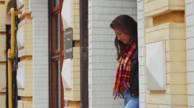 Deri ceketli, kareli eşarplı bir kadın evini terk ediyor. Genç bir kadın yeni günün tadını çıkarıyor ve sokakta yürüyor, arka planda insanları bulanıklaştırıyordu. Şehir hayatı kavramı