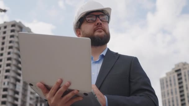Sakallı Bina Müfettişi Kasketli Takım Elbiseli Dizüstü Bilgisayara Alıyor Düşük — Stok video