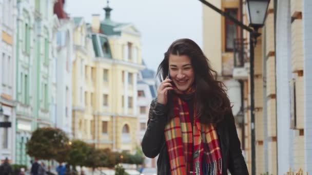 Uzun Saçlı Deri Ceketli Kareli Atkısı Olan Neşeli Bir Kadın — Stok video