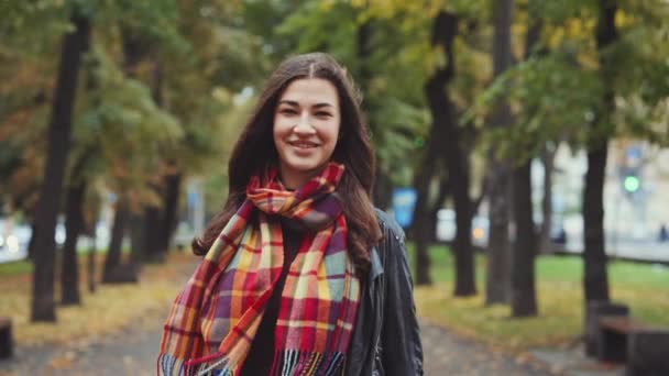 Junge Frau Lederjacke Mit Kariertem Schal Spaziert Durch Die Herbststadt — Stockvideo