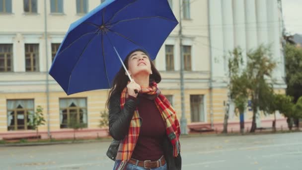 Приваблива Молода Жінка Блакитною Парасолькою Дивиться Дощ Насолоджується Посміхається Самотня — стокове відео