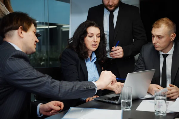 İş adamlarının ofiste toplanması, takım çalışması, yöneticilerin şirket gelişimini tartışması, dizüstü bilgisayar ve tablet kullanması. İş planlaması, iş arkadaşları arasındaki iletişim