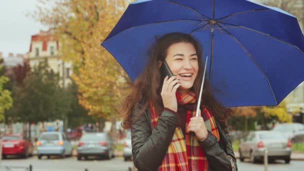 Χαρούμενη Γυναίκα Μακριά Μαλλιά Που Φοράει Δερμάτινο Μπουφάν Και Καρό — Αρχείο Βίντεο