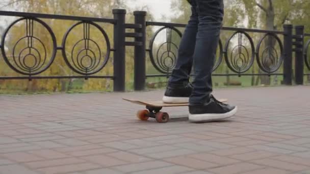Primo Piano Piedi Giovane Uomo Esecuzione Con Skate Board Sfondo — Video Stock