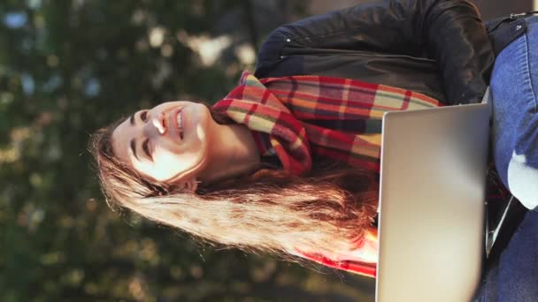 Tela Vertical Jovem Mulher Romântica Cachecol Dia Sonhando Trabalhando Laptop — Vídeo de Stock