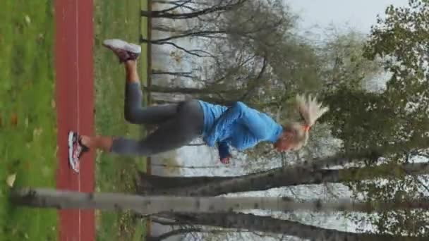Вертикальний Екран Повільний Рух Підходить Жінці Синій Спортивній Куртці Біжить — стокове відео