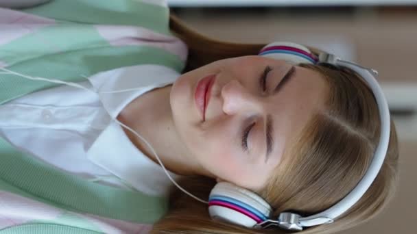 Pantalla Vertical Mujer Joven Sentada Biblioteca Escuchando Música Los Auriculares — Vídeo de stock