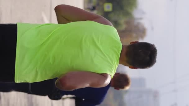 Ekran Pionowy Biegacze Maratońscy Pustej Drodze Miejskiej Skupienie Się Człowieku — Wideo stockowe