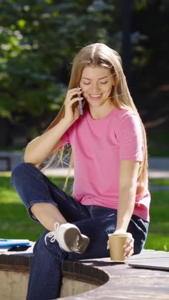 Verticaal Scherm Jonge Vrouw Met Lang Haar Roze Shirt Blauwe — Stockvideo