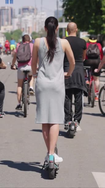Vertikální Obrazovka Zpomalení Jízdy Lidí Kolech Motocyklech Během Městského Závodu — Stock video