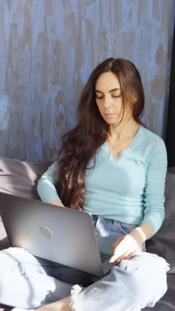 Vertikální Obrazovka Žena Neformálním Oblečení Pohodlně Sedí Pohovce Kolenou Používá — Stock video