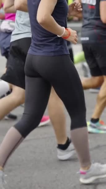 Ekran Pionowy Nogi Biegaczy Biorących Udział Maratonie Miejskim Śledzenie Strzelał — Wideo stockowe