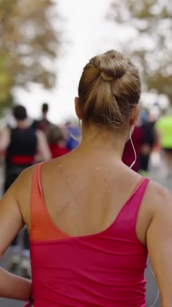 Dikey Ekran Yavaş Çekim Sarışın Kadın Saçı Topuz Giyen Kulaklıklı — Stok video