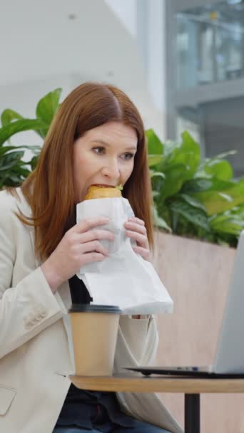 Вертикальний Екран Бізнес Леді Обідає Кафе Їсть Бутерброд Дивиться Відео — стокове відео