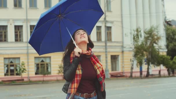 Attraktiv Ung Kvinna Med Blått Paraply Tittar Upp Regn Njuter — Stockvideo
