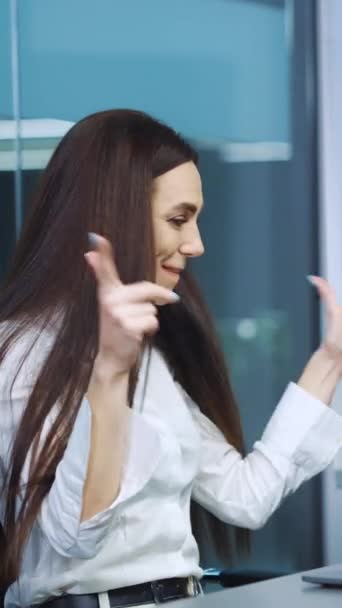 Dikey Ekran Uzun Saçlı Beyaz Gömlekli Kadını Dizüstü Bilgisayarda Çalışıyor — Stok video