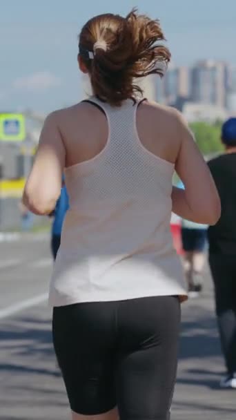 스크린 시가지에서 느리게 움직이는 마라톤 주자들 반바지와 윗옷을 여성에 초점을 — 비디오