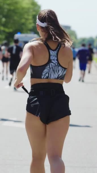 Vertikal Skärm Slow Motion Kvinna Sportkläder Kör City Maraton Och — Stockvideo