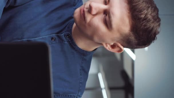 Ekran Pionowy Młody Biznesmen Wpisujący Raport Laptopie Czytający Wydrukowane Dokumenty — Wideo stockowe